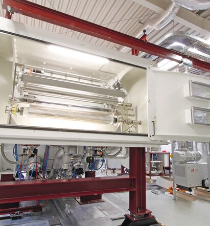 Offene Kammer einer Roll Coater Anlage f&uuml;r die D&uuml;nnfilmbeschichtung