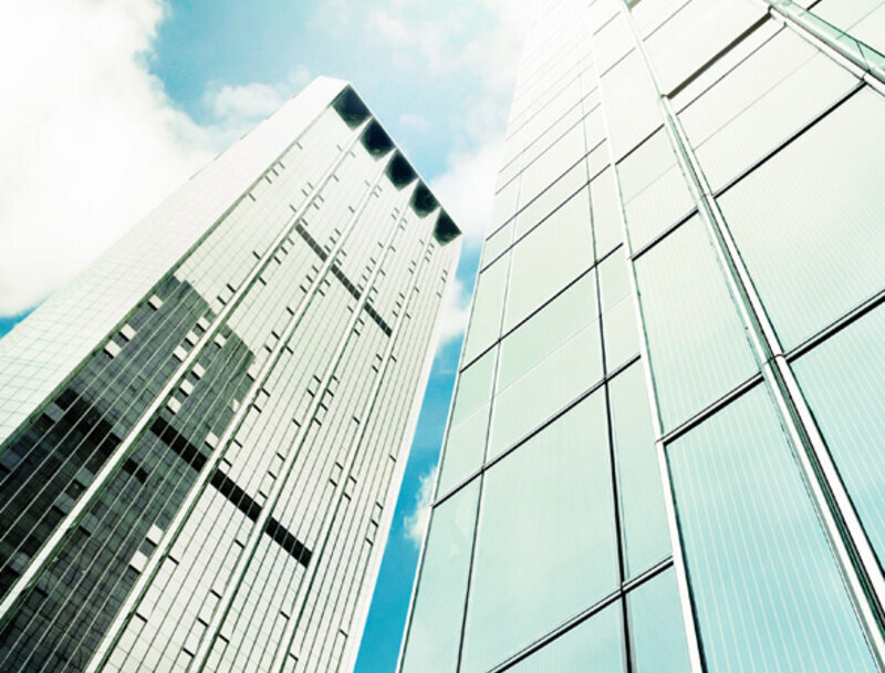 Glasfassade mit antireflektiver Beschichtung zur Wärmedämmung