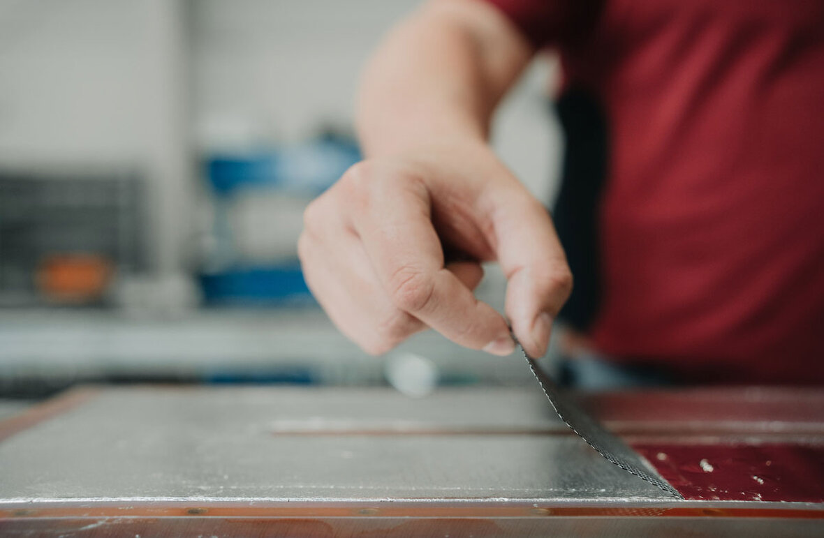 Person appliziert Material im Targetbonding-Prozess.