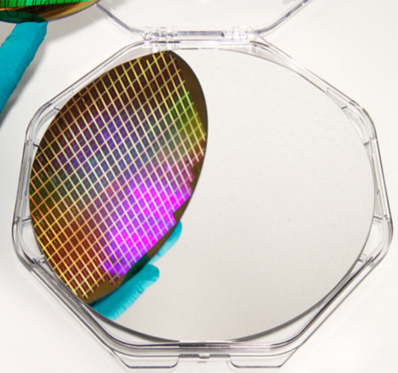 Halbleiter Wafer spiegelt sich in einem reflektierenden Glaswafer