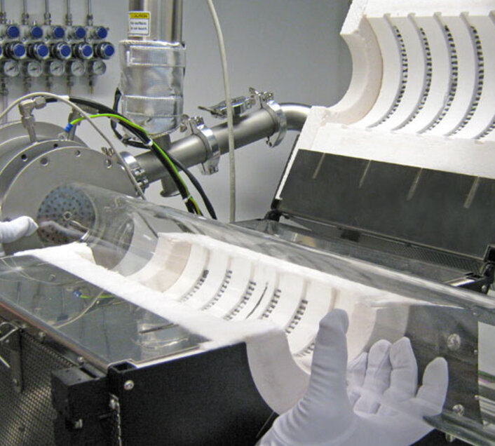 Glassubstrat wird vor der Beschichtung in den Tr&auml;ger eingelegt