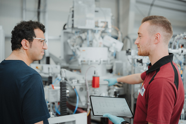 Produktionsmitarbeiter und Konstrukteur stimmen sich zu einer Anlage ab