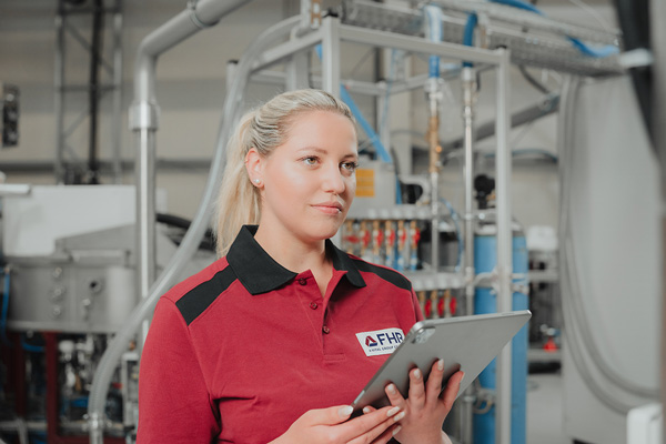 Service Mitarbeiterin bei einer Anlagen-Sichtpr&uuml;fung