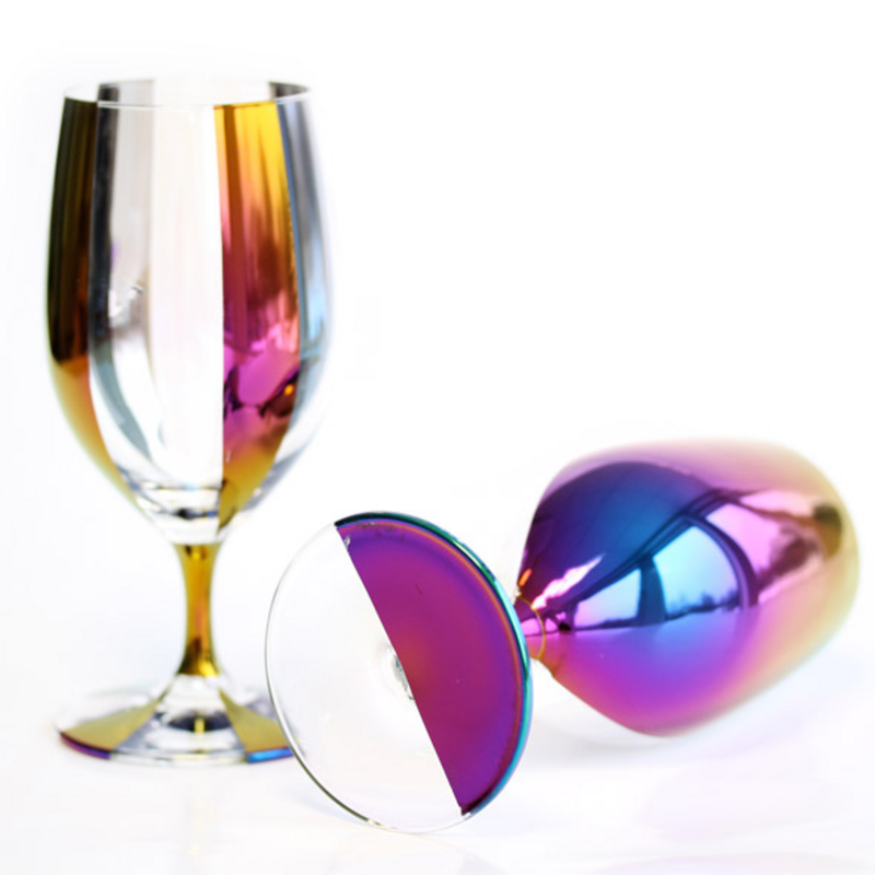 Dielektrische Effektschichten auf bauchigen Getr&auml;nkegl&auml;sern